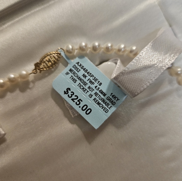 Matching Pearl necklace and ear ring set - Picture 1 of 3